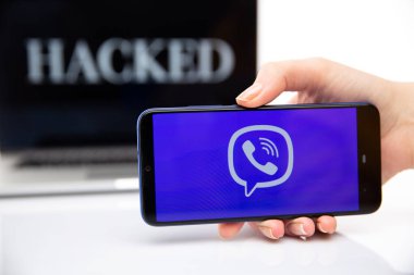 Tula Rusya 12.02.2020 dizüstü bilgisayarda ve Viber 'da telefon ekranında yazılar var..