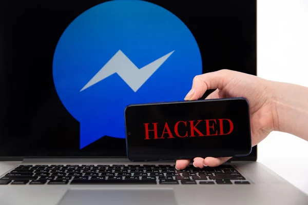 Tula Rusland 12.02.2020 Hacked Messenger op de telefoon en laptop concept. — Stockfoto