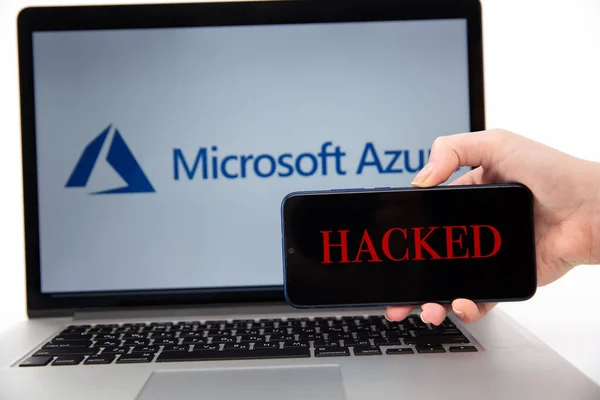 Tula Rusland 12.02.2020 Hacked Microsoft Azure op de telefoon en laptop concept. — Stockfoto