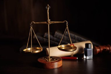 Hukuk kavramı. Yargıç tokmak ve terazi, mahkeme kütüphanesinde.