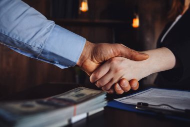 Sözleşme tabelası konsepti. Erkek ve kadın anlaşma yapıyor ve para alıyor..