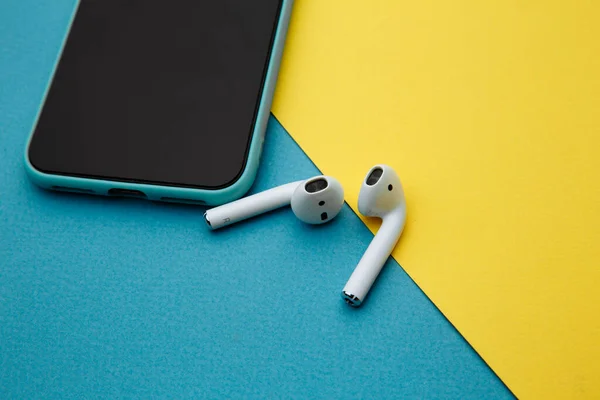 Tula Russia 16.01.20: Cuffie Bluetooth wireless Apple AirPods per iPhone Apple. Nuovi auricolari Apple Airpods su sfondo blu. Copia spazio — Foto Stock