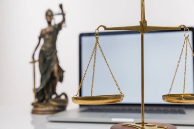 Yargıç Gavin ve Adalet Avukatları hukuk firmasının arka planında takım toplantısı yapıyorlar. Hukuk ve Hukuk Hizmetleri kavramları