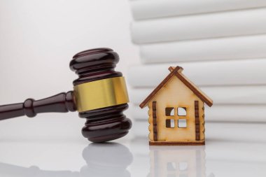 Müşteri emlakçı veya avukatla ev kredisi ya da boşanma belgesi imzaladı.