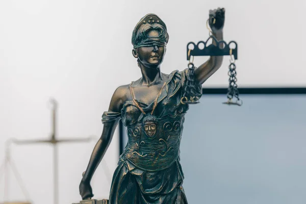 Rechter hamert erop dat advocaten van Justitie een teamvergadering hebben op de achtergrond van een advocatenkantoor. Begrippen recht en juridische diensten — Stockfoto