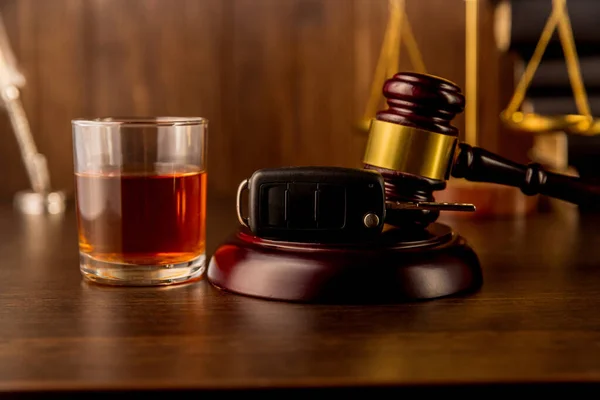 Whiskey with car keys and handcuffs. Concept for drinking and driving — Stock Photo, Image