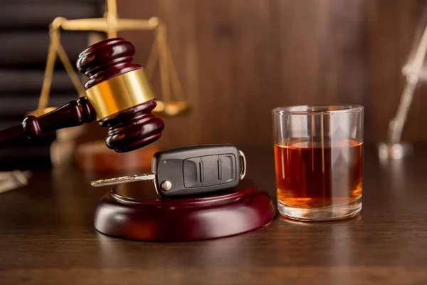 Whiskey mit Autoschlüssel und Handschellen. Konzept zum Trinken und Autofahren — Stockfoto