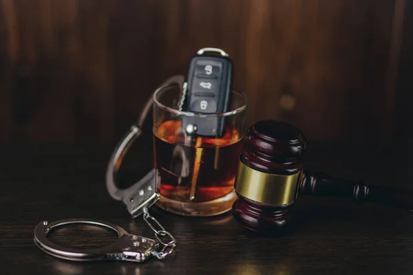 Whiskey mit Autoschlüssel und Handschellen. Konzept zum Trinken und Autofahren — Stockfoto