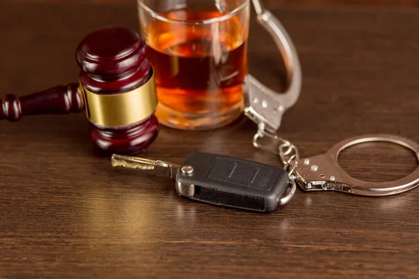 車のキーと手錠付きのウィスキー。飲酒運転の概念 — ストック写真