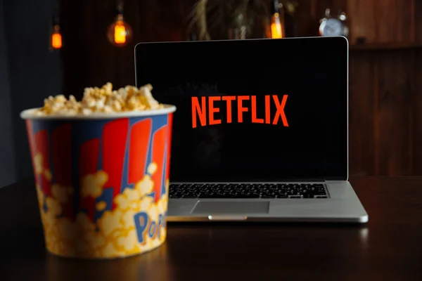 Tula Russia 16.01.20: Netflix, Inc. is een Amerikaanse aanbieder van on-demand internet streaming media beschikbaar opgericht in 1997 door Marc Randolph en Reed Hastings — Stockfoto