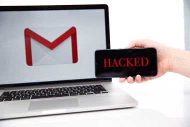 Tula Rusya 12.02.2020 Telefon ve dizüstü bilgisayarda hacklenen posta konsepti.