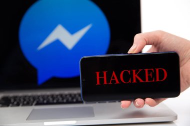 Tula Rusya 12.02.2020 Hacklenmiş Haberci telefon ve dizüstü bilgisayar konsepti.