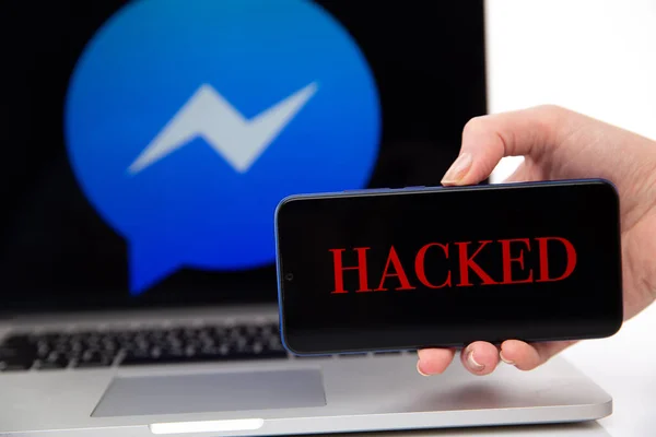 Tula Rusland 12.02.2020 Hacked Messenger op de telefoon en laptop concept. — Stockfoto