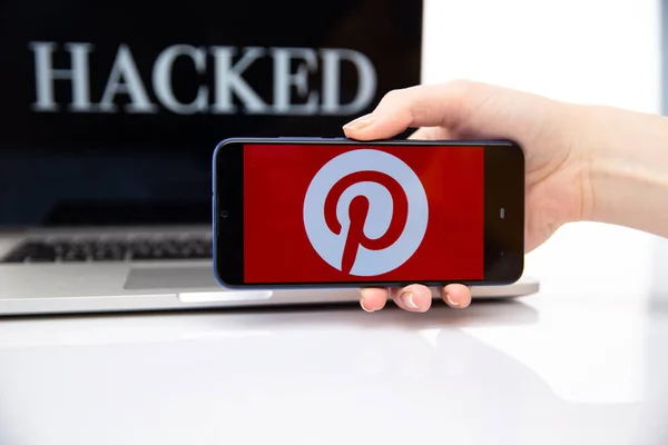 Tula Russia 12.02.2020 Hucked inscriptie op de laptop en Pinterest op het telefoonscherm. — Stockfoto