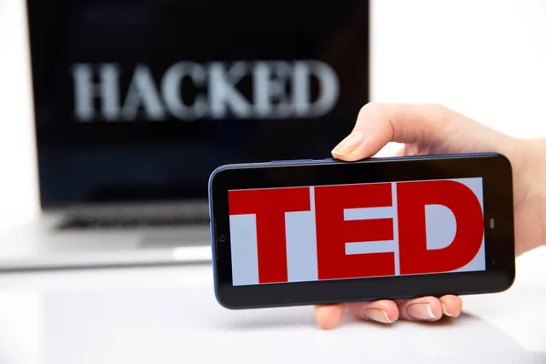 Tula Russia 12.02.2020 Hucked inscriptie op de laptop en TED op het telefoonscherm. — Stockfoto