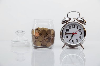 Para yığını ve alarmsaat ile ticari finansal fikirler kavramı yaratıcılık fikirleriniz için ücretsiz telif alanı ile arka planı izole edin