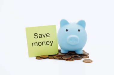 Para biriktir - yeşil yapışkan notta tavsiye. Domuz kumbarası ve beyaz arka planda para. Para tasarruf kavramı