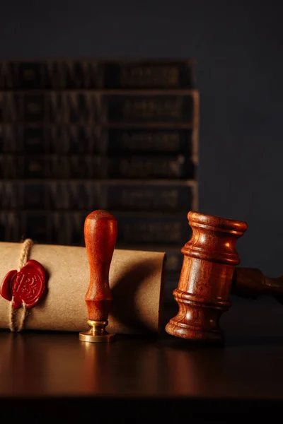 Última voluntad y testamento con mazo de juez de madera en mesa de madera —  Fotos de Stock