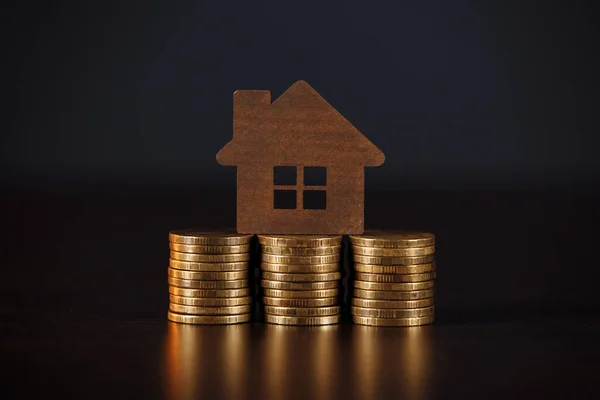 Modelo de casa en pila de monedas. Crecimiento del concepto de crédito hipotecario — Foto de Stock