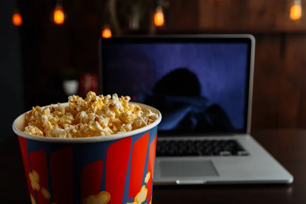 Popcorn σε μπολ και laptop που παίζουν ταινία. Ταινία, γρήγορο φαγητό. Έννοια ψυχαγωγίας — Φωτογραφία Αρχείου
