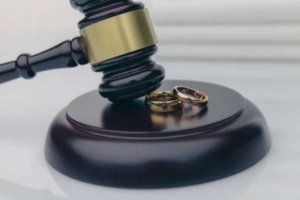 Casal com contrato de divórcio e anel na mesa. Divórcio — Fotografia de Stock