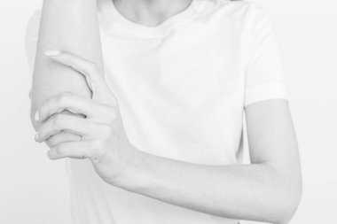 Eklem yaralanmaları, iş yerinde yorgunluk. Yaralanma alanı, temiz bir arkaplanda görüntü. Kızların kolunda spazm