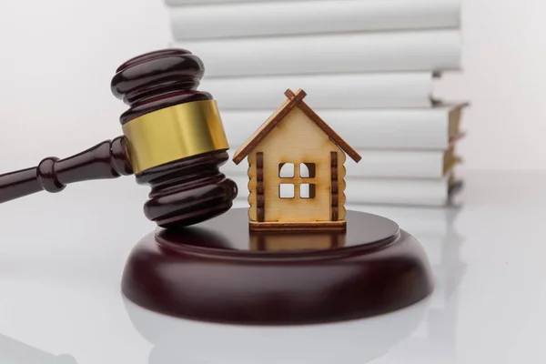 Клиент подписывает документы на ипотечный кредит или развод с агентом по недвижимости или адвокатом . — стоковое фото