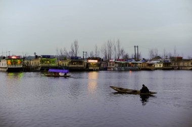 Bir tekne telefon 'Shikara' ilginç biridir etkinlik-meli var olmak