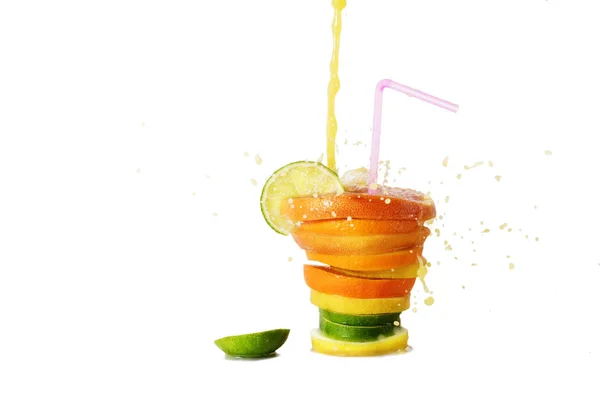 bir kokteyl bir saman ve beyaz arka plan üzerinde izole sprey ile narenciye meyve dilimleri