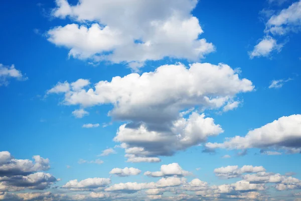 Mavi arkaplanda beyaz bulutlar