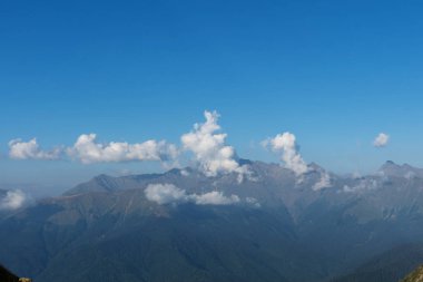 bulutlar mavi gökyüzü manzara karşı Dağların üzerinden
