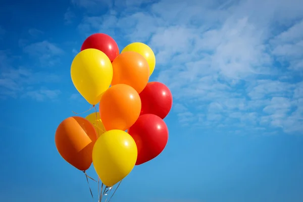 Żółte i czerwone balony na tle błękitnego nieba — Zdjęcie stockowe