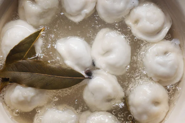 Bollente in una pentola gnocchi con foglia di alloro — Foto Stock