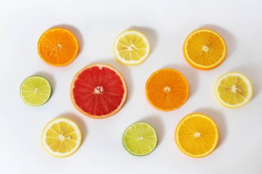 narenciye beyaz arka plan üzerinde yuvarlak dilimler