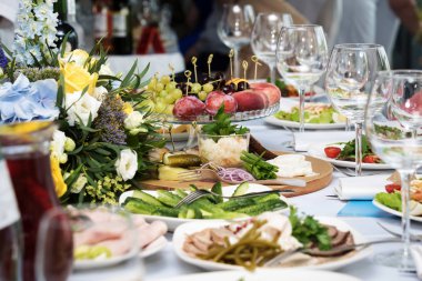 Ziyafet tablo, içecekler ve aperatifler yapma