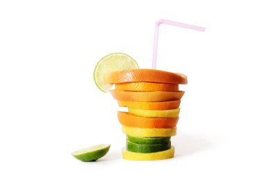 Beyaz arka plan üzerinde izole narenciye meyve dilimleri bir kokteyl