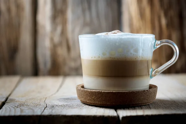 kahve fincanı mantar ile ahşap masa üzerinde durmak. üç katmanlı kahve