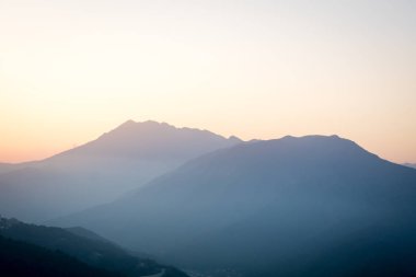 Dağlarda gün batımı