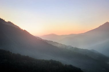 Dağlarda gün batımı