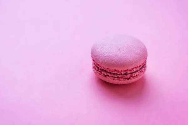 pembe bir arka plan üzerinde bir tatlı renkli macarons