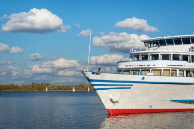 Beyaz yolcu gemisi mavi gökyüzü ve bulutlar karşı Nehri üzerinde