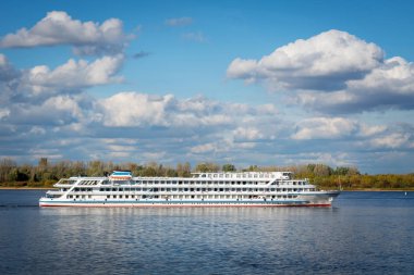 Beyaz yolcu gemisi mavi gökyüzü ve bulutlar karşı Nehri üzerinde