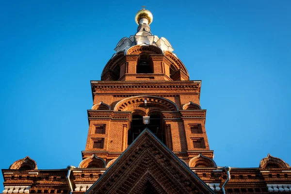 Torre sineira e cúpula da Igreja contra o céu azul — Fotografia de Stock