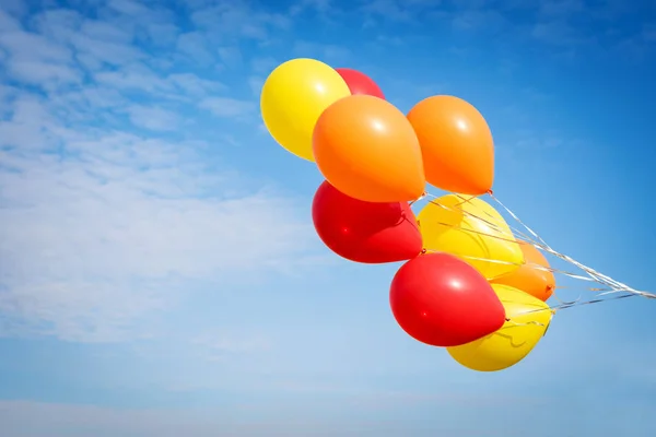 bir mavi gökyüzü arka planda sarı ve kırmızı balon