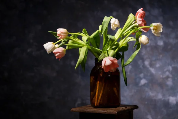 White and pink tulips in vase on gray-blue background — Stock Photo, Image