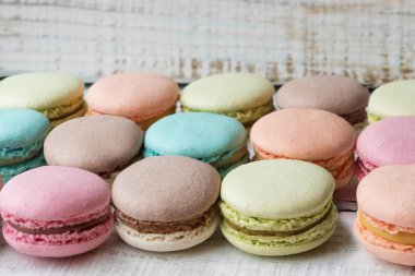 ahşap arka plan üzerinde renkli makarna kek