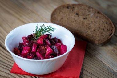 bir parça ekmek ile ahşap arka plan üzerinde beyaz plaka salata sosu
