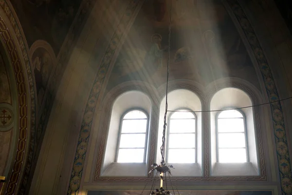 Luce che attraversa le finestre ad arco nella Chiesa — Foto Stock