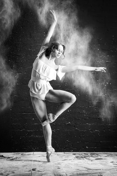 Bela dançarina de balé em roupas brancas dançando em Pointe em uma nuvem de poeira — Fotografia de Stock