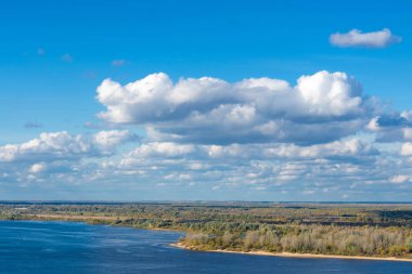nehir ve mavi gökyüzü beyaz bulutlar